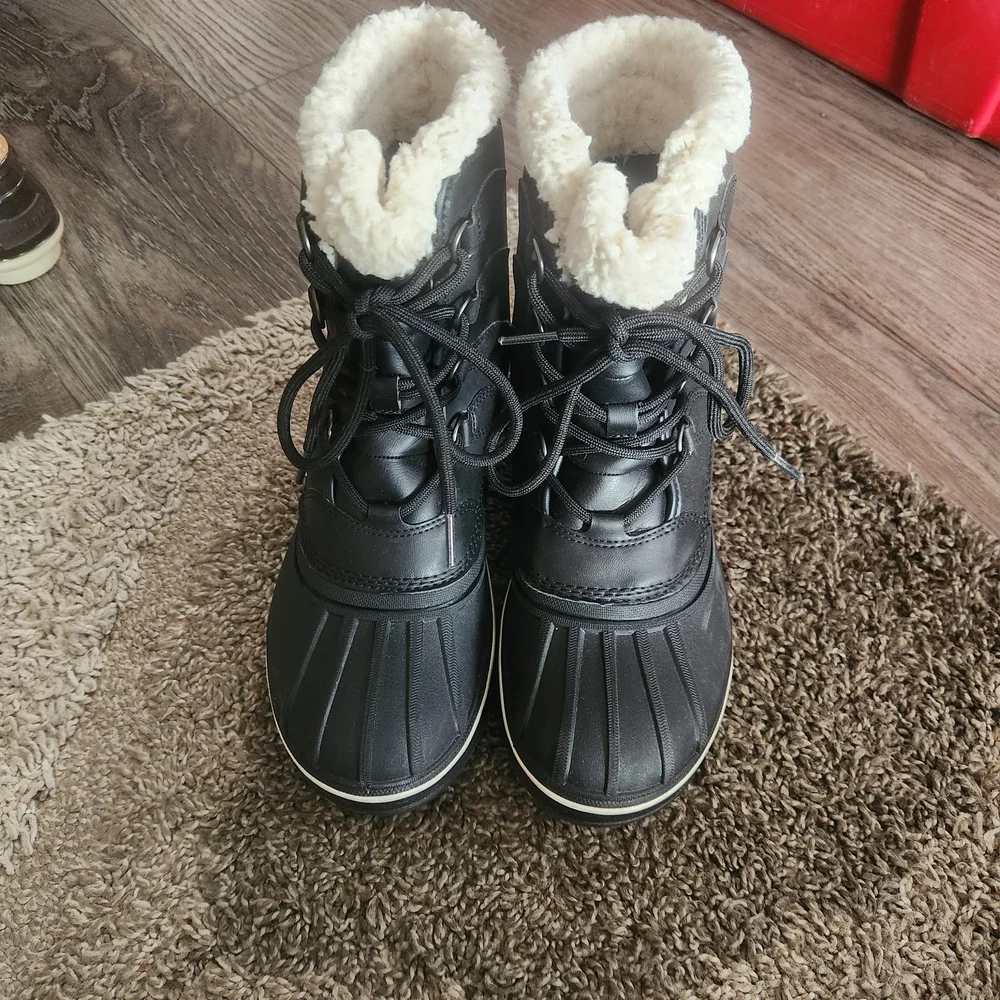 CROCS Black Winter Boots with White Lining - Picture 2 of 7